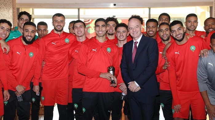 Achraf Hakimi reçoit des mains de Infantino le Trophée FIFA "The Best Starting 11"