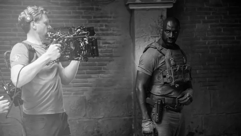 Netflix dévoile un premier aperçu de Mercenary, série dérivée d’Extraction, tournée en partie au Maroc