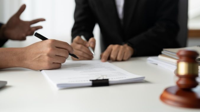 Les Avocats vent debout contre l'inscription des étrangers 