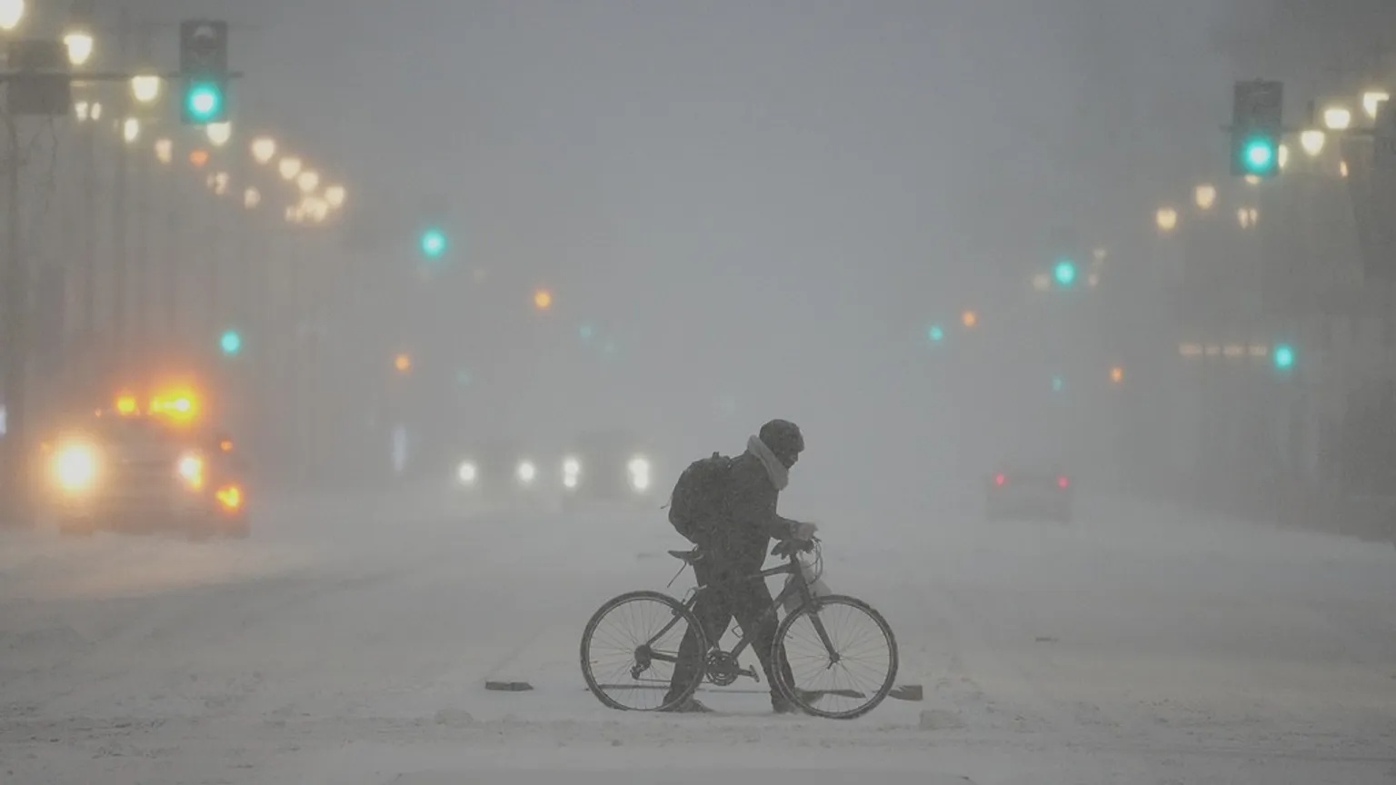 Tempête hivernale aux USA : 600.000 foyers dans le noir, plus de 10.000 vols annulés