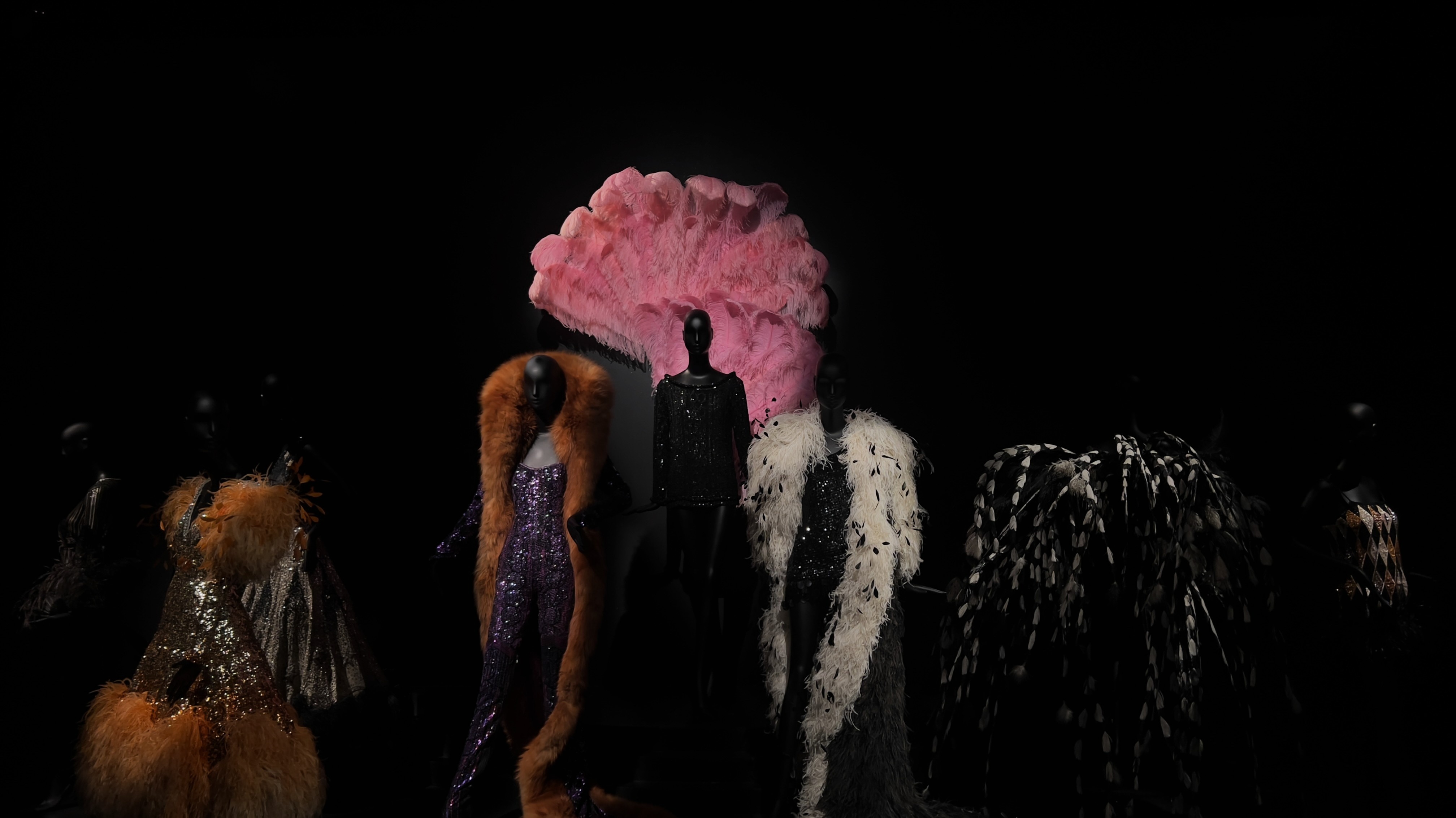 Yves Saint Laurent en scène : quand la couture devient langage théâtral