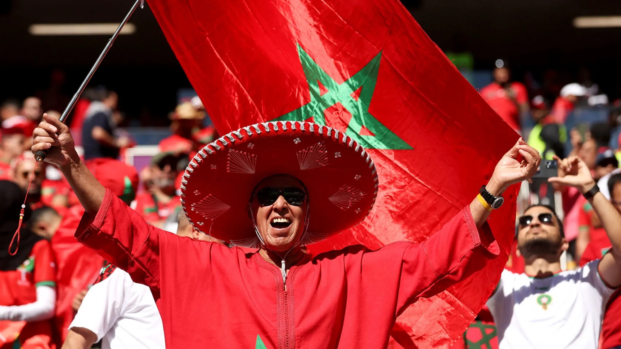 Fierté d’appartenir : quand le drapeau ne se lève qu’au stade
