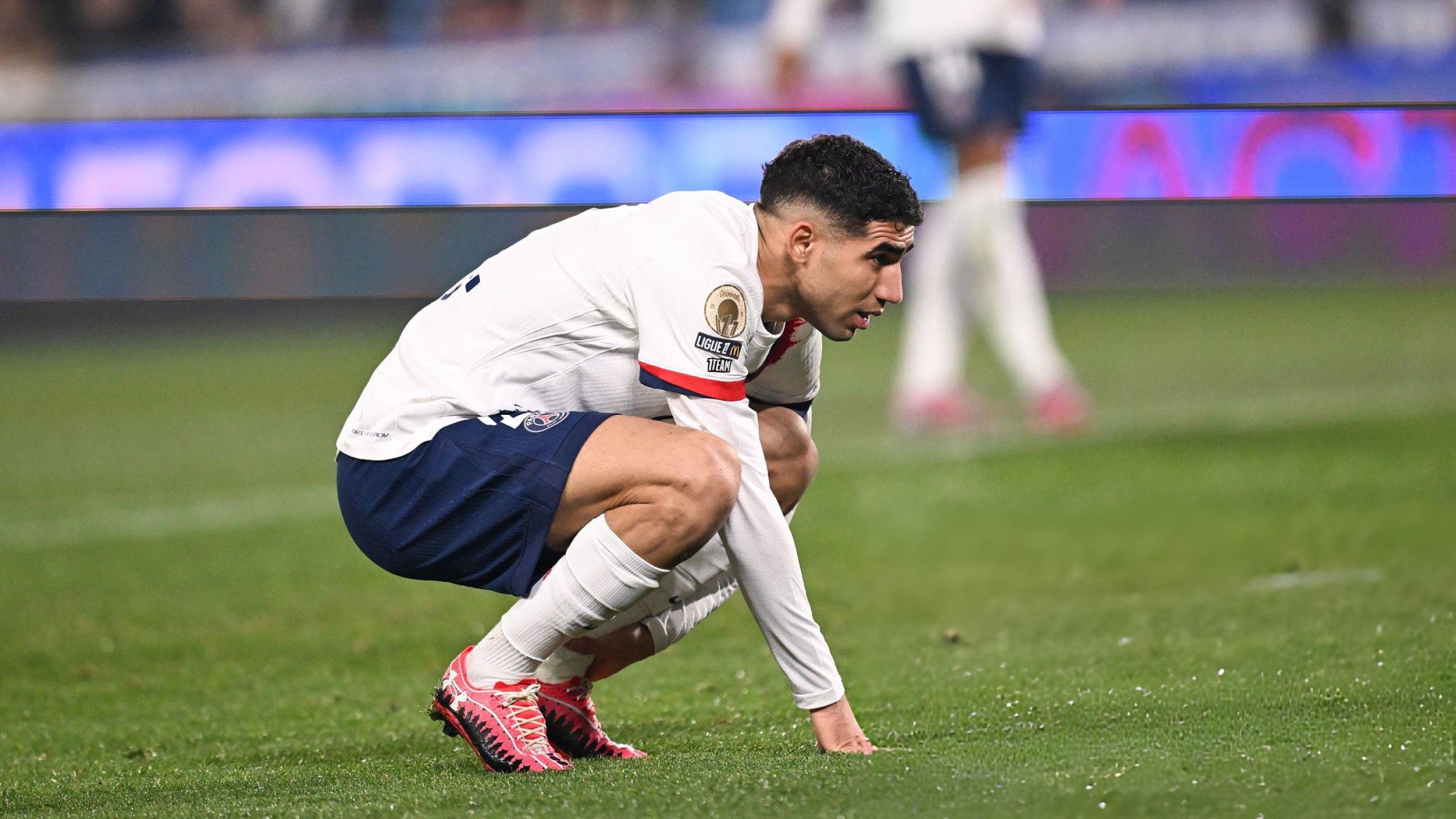 Ligue 1 : Expulsé face à Strasbourg, Achraf Hakimi suspendu pour le Classique PSG–OM