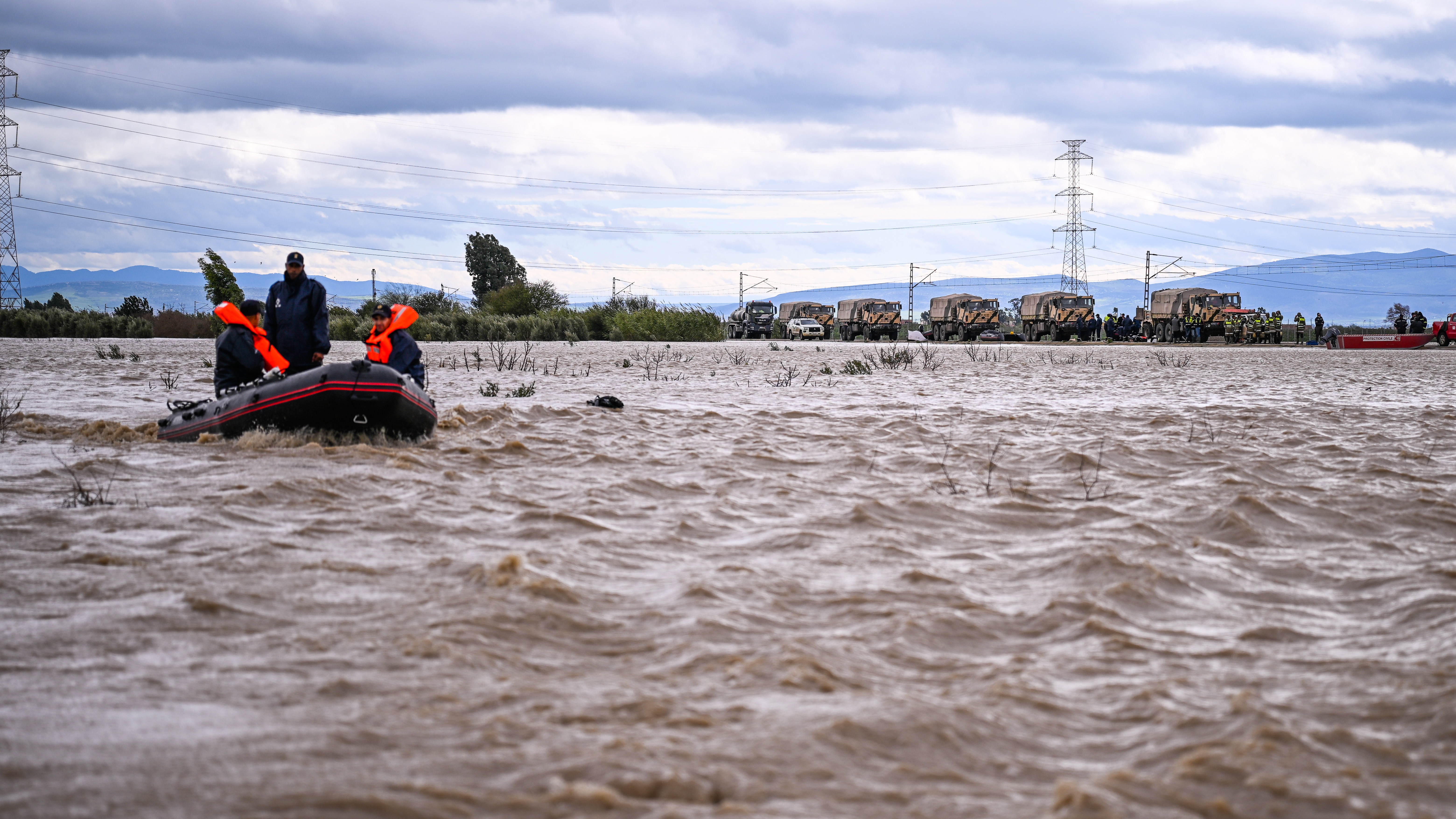 Inondations : Distribution gratuite d’orge et de fourrage aux éleveurs à Sidi Slimane