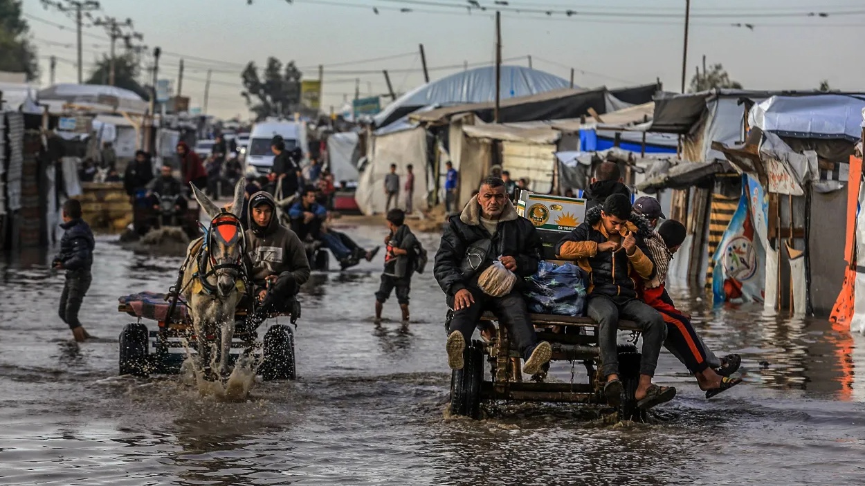 Palestine : Une nouvelle tempête frappe Gaza, et noie des milliers de tentes de déplacés
