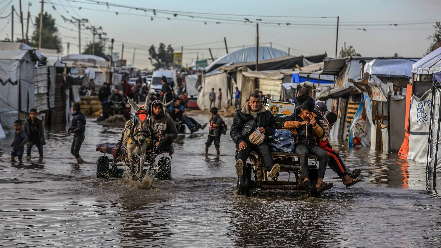 Palestine : Une nouvelle tempête frappe Gaza, et noie des milliers de tentes de déplacés