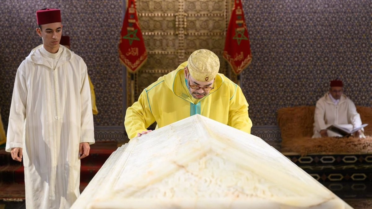 SM le Roi, Amir Al Mouminine, se recueille sur la tombe de Feu SM le Roi Mohammed V