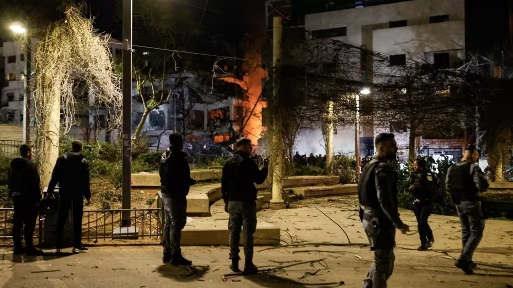 Israël : une civile tuée et une vingtaine de blessés après les salves de missiles iraniens