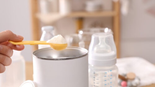 Lait infantile : l’ONSSA retire par précaution des lots datés 2026 et 2027