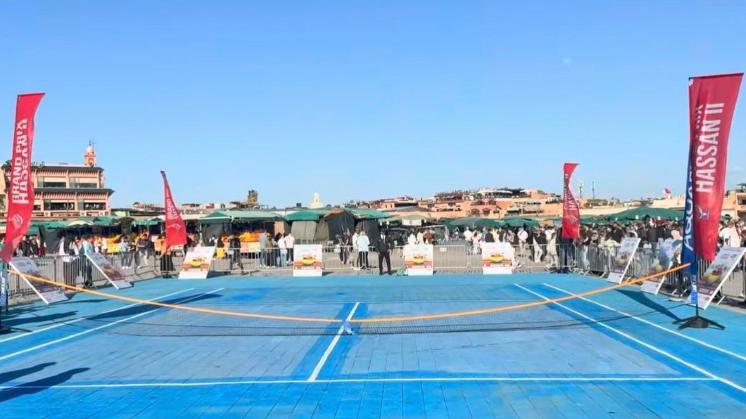 Tennis : La place Jemaâ El-Fna se métamorphose en scène de tennis… un match d’exhibition en prélude au Grand Prix Hassan II 