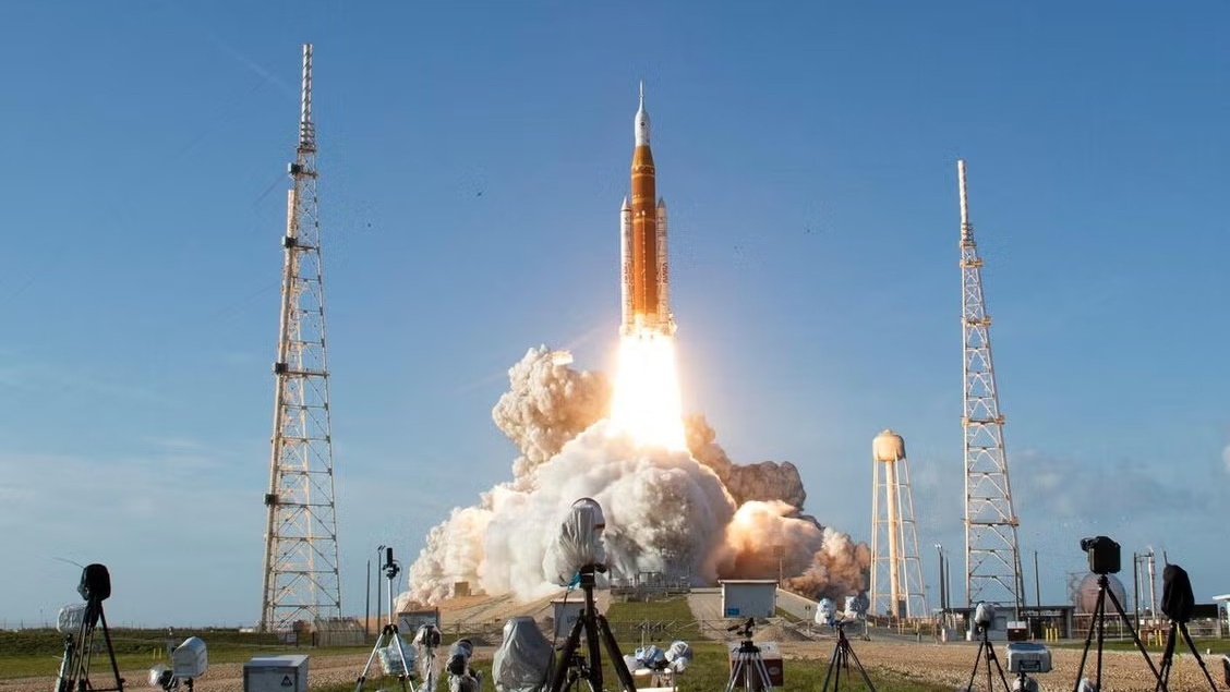 Artémis II : les astronautes dépassent le record d’Apollo 13 et survolent la face cachée de la Lune