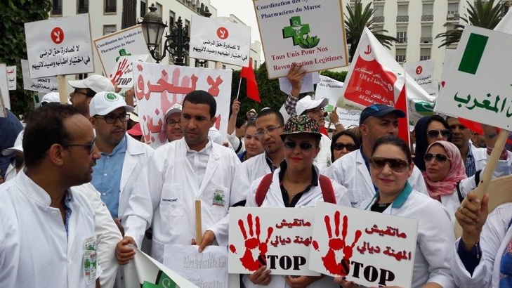 Les pharmaciens en sit-in, le 9 avril, devant le Conseil de la concurrence