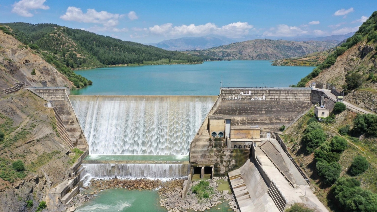 L’Agence du Bassin Hydraulique du Sebou (ABHS) s’apprête à lancer une étude sur l’opportunité de transfert des ressources en eau entre les bassins Ouergha, Oued Lben et Oued Inaouen, qui se situent dans les provinces de Taounate et Taza.  Le bassin du Sebou constitue l’un des bassins hydrauliques les plus stratégiques du Maroc en raison de l’importance de ses ressources en eau et de la diversité des usages qu’il supporte, notamment l’alimentation en eau potable, l’irrigation et les usages industriels.  Selon l’ABHS, qui vient de lancer un appel d’offres pour la réalisation de cette étude d’interconnexion, le barrage Idriss 1er, situé sur l’Oued Inaouen, joue un rôle central dans la régulation des ressources en eau dans cette partie du bassin. Toutefois, la variabilité hydrologique croissante, accentuée par les effets du changement climatique, rend nécessaire l’exploration de nouvelles solutions permettant de renforcer la sécurité hydrique et d’optimiser la gestion des ressources disponibles.  Dans ce contexte, l’étude d’une interconnexion hydraulique entre les sous-bassins versants de l’Ouergha, de l’Oued Lben et de l’Oued Inaouen pourrait permettre, estime-t-on, de mobiliser une partie des ressources disponibles dans le sous-bassin de l’Ouergha afin de renforcer les apports au barrage Idriss 1er.  Cette interconnexion envisagée consisterait en un transfert unidirectionnel des eaux depuis le sous-bassin de l’Ouergha vers celui de l’Inaouen, en passant par le sous-bassin de l’Oued Lben.  Plusieurs variantes techniques sont envisageables, notamment un transfert direct ou un transfert transitant par les barrages existants ou projetés de la zone, en particulier les barrages Bab Ouandar sur l’Ouergha et Sidi Abbou sur l’Oued Lben.  L’étude devra ainsi évaluer le potentiel de mobilisation et de transfert des ressources en eau entre les trois sous-bassins, analyser l’opportunité d’une interconnexion hydraulique visant à renforcer les apports au barrage Idriss 1er, identifier et d’évaluer différentes variantes techniques d’interconnexion et enfin vérifier la faisabilité technique et économique de la solution optimale retenue.