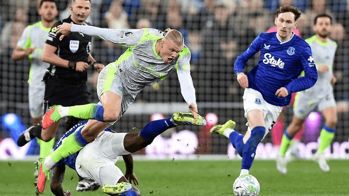  J35 . PL : City accroché et ralenti  à Everton