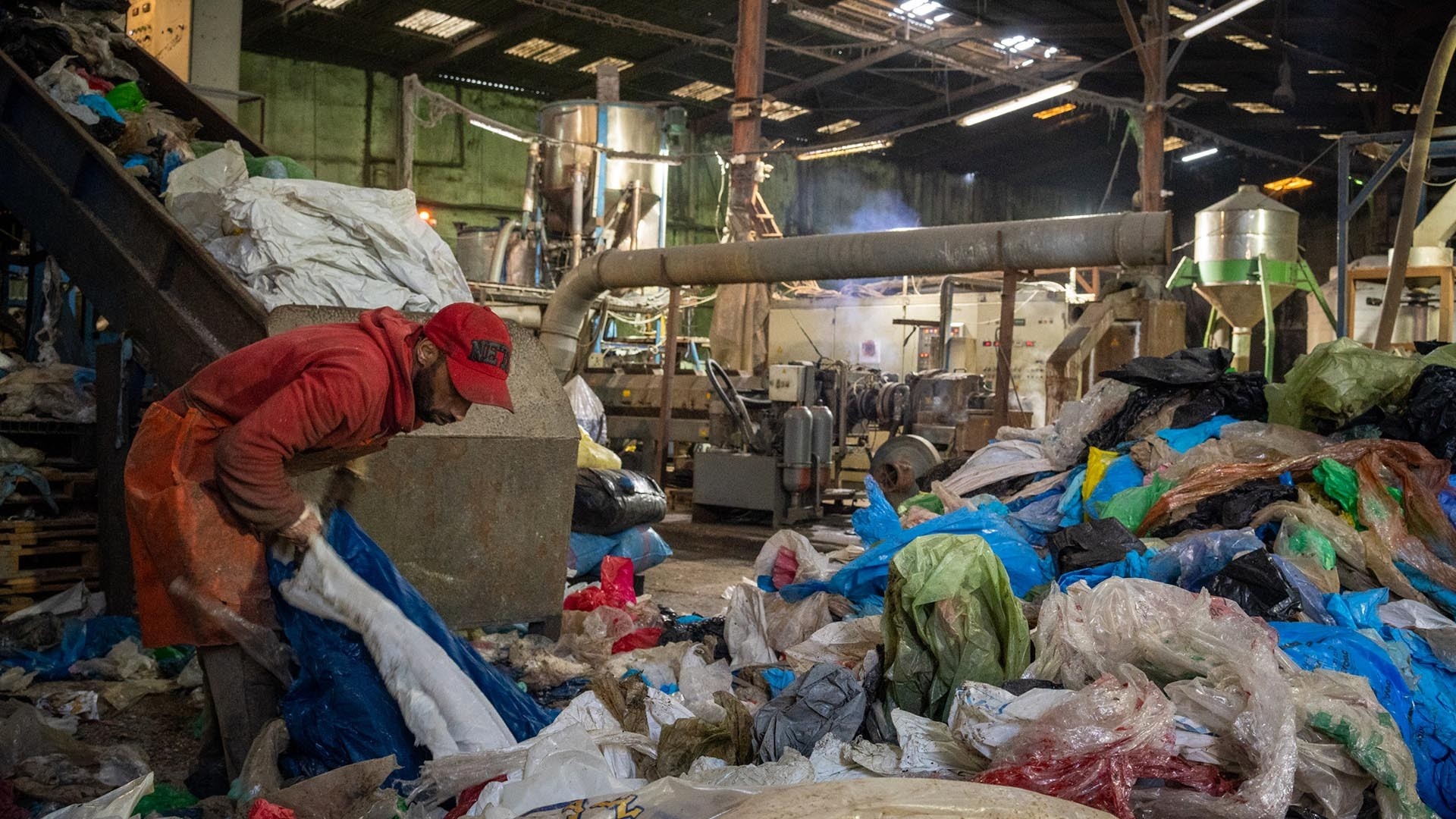 Lutte contre les sacs plastiques : les douanes saisissent 398 tonnes en 2025, six fois plus qu’en 2024