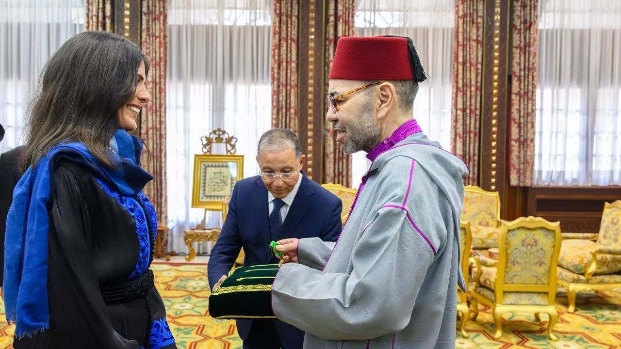 SM le Roi reçoit l’alpiniste marocaine Nawal Sfendla et la décore du Wissam Al Moukafaa Al Watania de l’ordre d’Officier