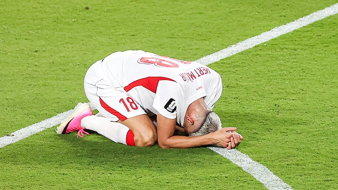 CdM 26 : Le Paraguay élimine la Turquie. Premier carton rouge direct pour avoir parlé la bouche couverte à un adversaire !