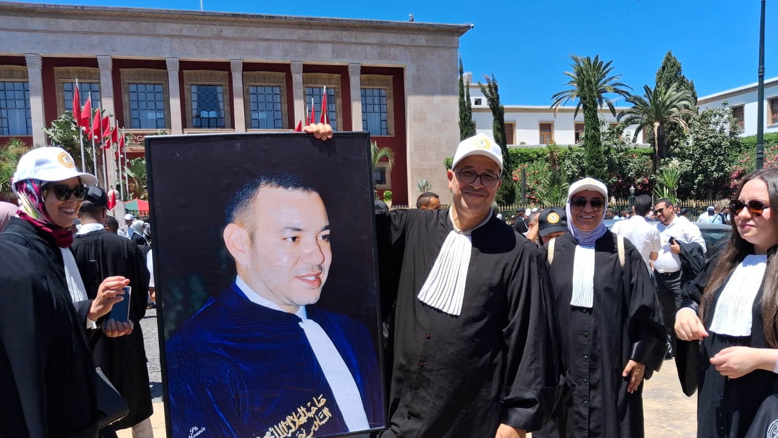 Devant le Parlement, les avocats dénoncent une atteinte à leur indépendance 