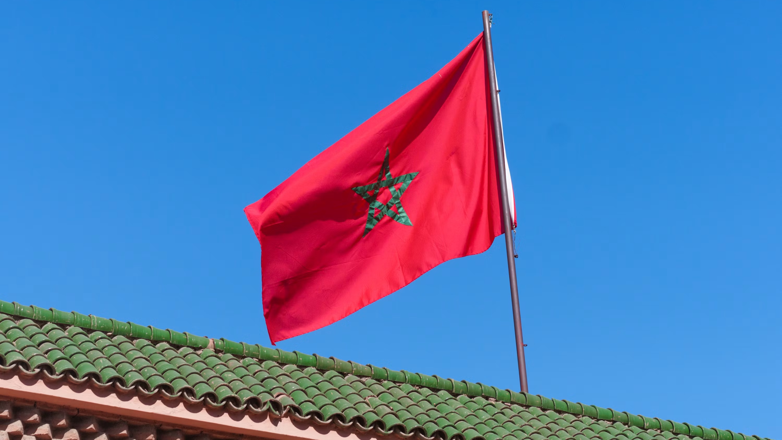 Drapeau marocain profané à Aubervilliers : l'Ambassade du Maroc en France saisit la justice