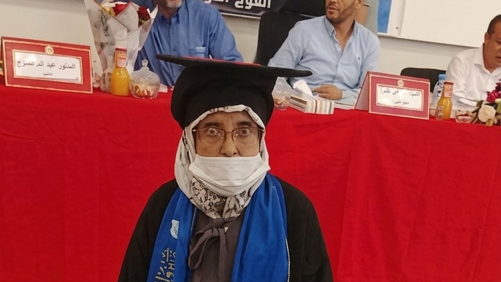 El Jadida : À 62 ans et sous dialyse, l’icône de la faculté d’El Jadida, « Mi Khadouj », s’adjuge le grade suprême du Master !