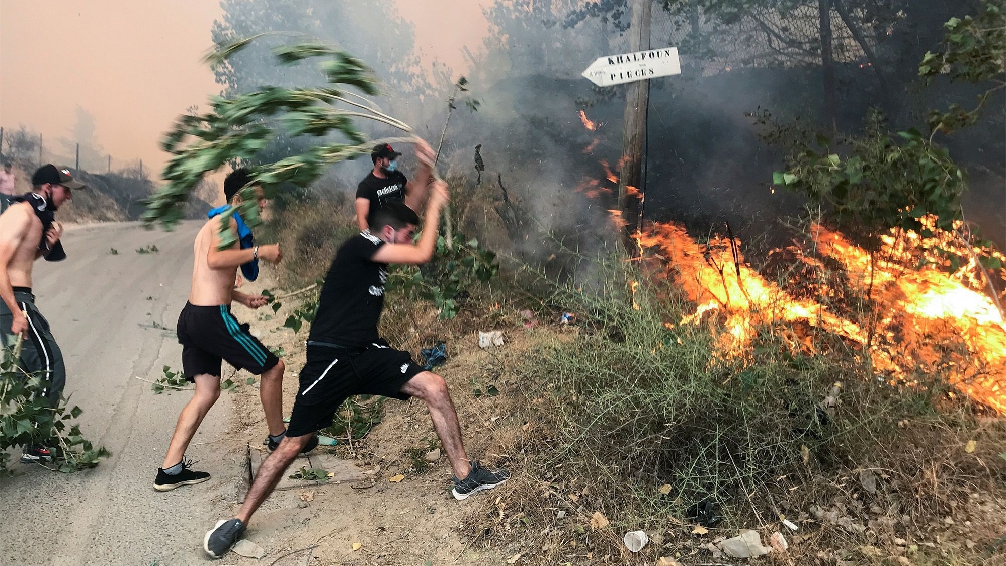 Algérie: un volontaire meurt dans les incendies qui ravagent le nord du pays