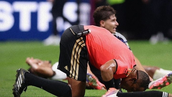 CdM 2026 : Ismaïl Elfath, une prosternation de gratitude après la demi finale