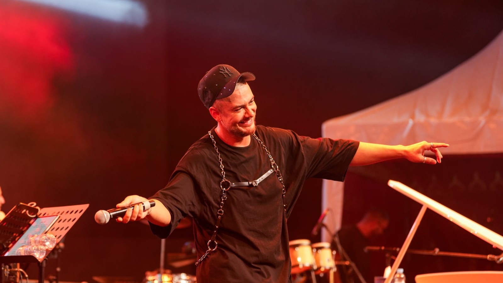 À El Jadida : Saad Lamjarred transforme la scène en kaléidoscope populaire