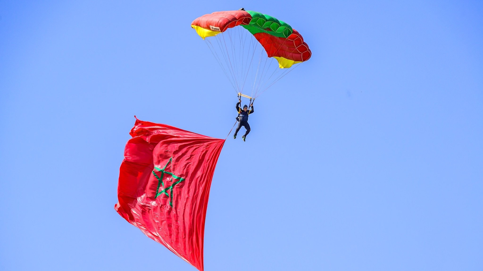 Fête du Trône: les FAR organisent des shows aériens et des sauts d'exhibition en parachutes