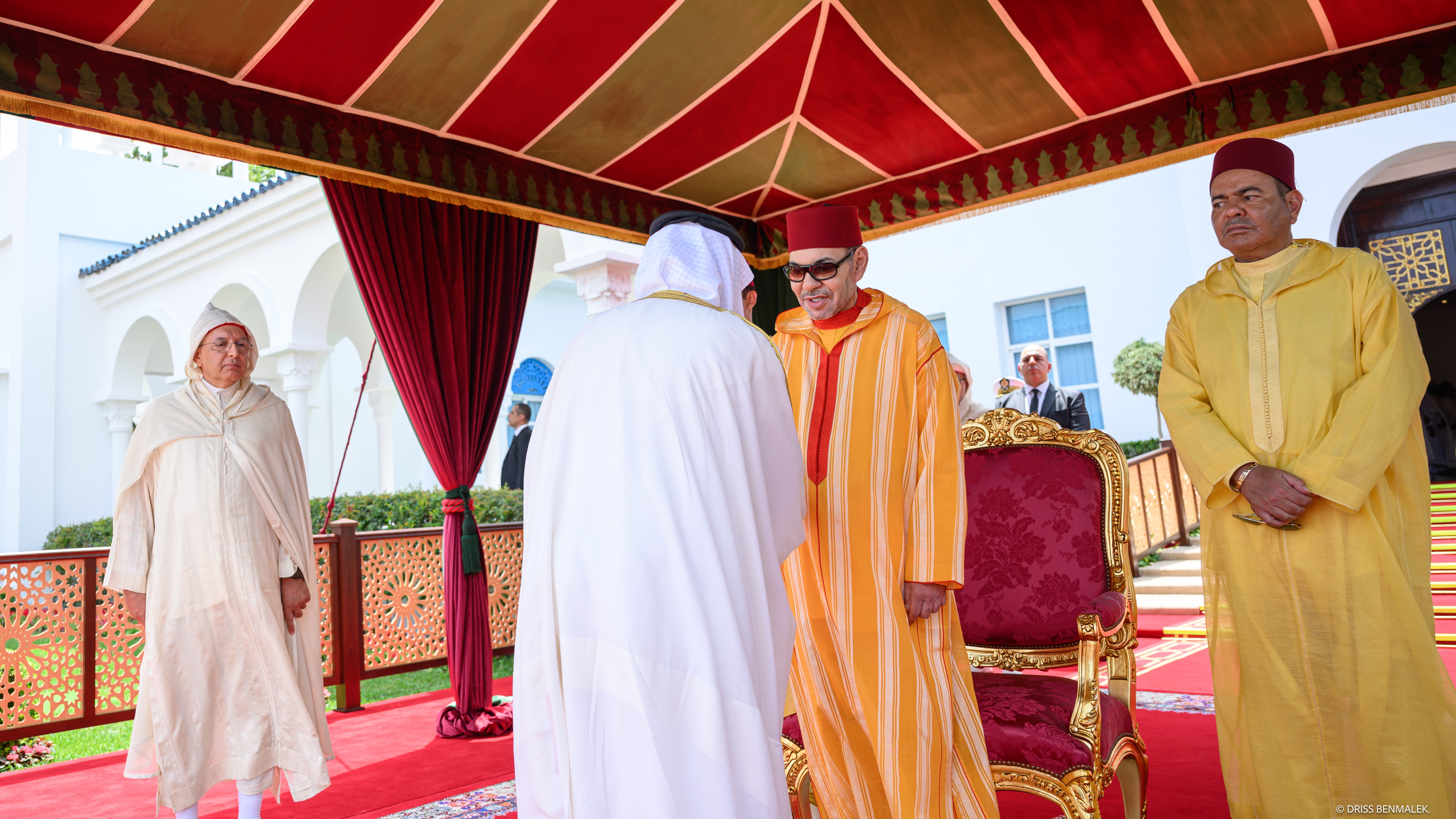 Sa Majesté le Roi reçoit les hommages à M'diq à l'occasion de la Fête du Trône