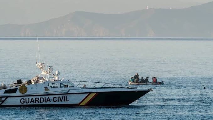 L'Espagne installe  des bouées de contention le long du littoral de Sebta