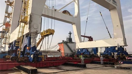 Le navire chinois "Zhenhua 36" achève la livraison de deux portiques au port de Nador West Med