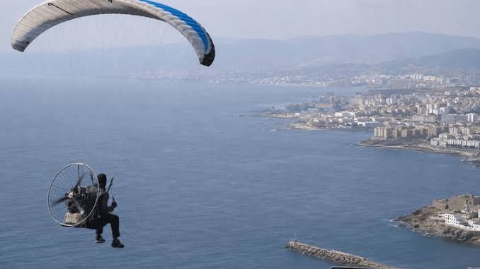 Fnideq-Sebta: Un Subsaharien chute en mer lors d’un vol en paramoteur