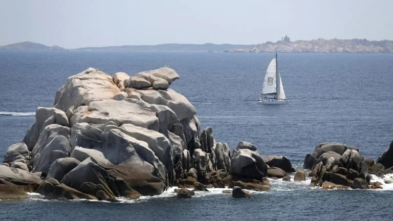 Un voilier à la dérive au large de l'île d'Yeu