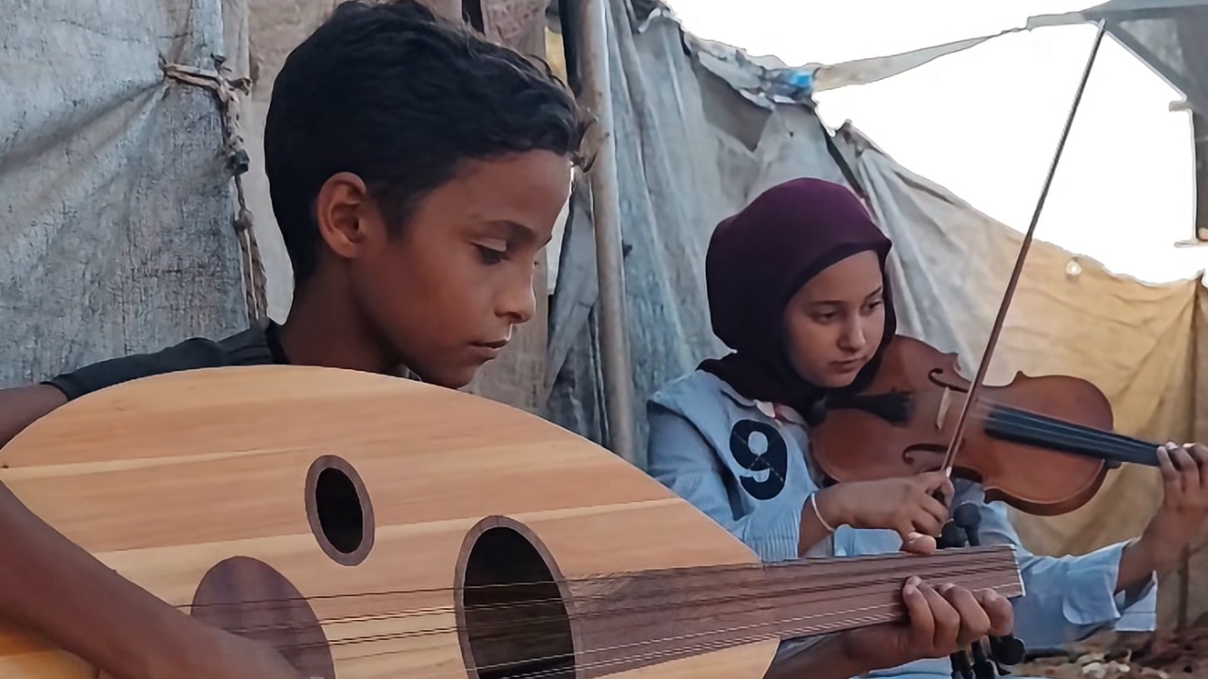 Un luth, un violon et un lanceur de bombes!