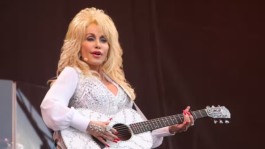 MAGAZINE : Dolly Parton, la reine abdique
