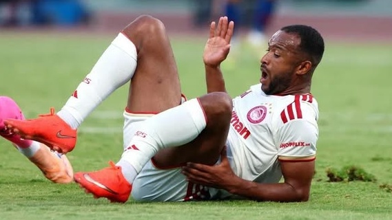 Lions de l’Atlas : El Kaâbi gravement blessé avec l’Olympiakos