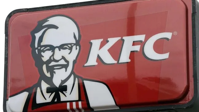 Poulet frit à vie contre tatouage du logo KFC