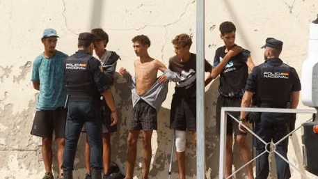 Sebta : des dizaines de migrants décident de regagner le Maroc avant leur identification