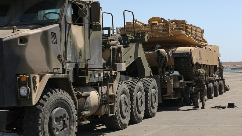 Oshkosh Defense remporte une nouvelle commande marocaine de tracteurs et remorques HET A1