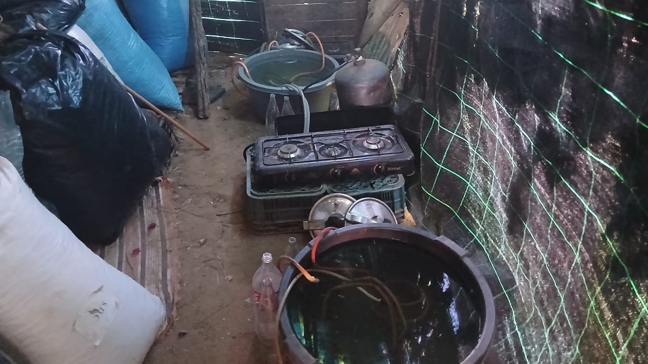 Larache : une tonne d’eau-de-vie artisanale et 142 bouteilles d’alcool saisies par la gendarmerie royale