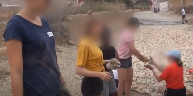 Tartufferie contre bénévolat : Jeune filles belges menacées de décapitation