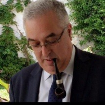 Un confiné désabusé devant sa télé