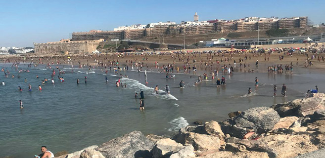 Reportage : Un dimanche normal à Bhar Rbat, l’ultime plage ouverte de la capitale