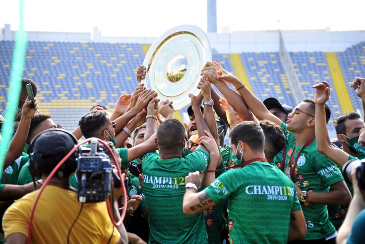 Remise au Raja de Casablanca du Trophée de champion