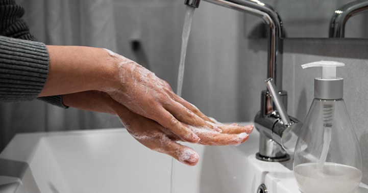 Le Coronavirus survit jusqu'à neuf heures dans la peau humaine