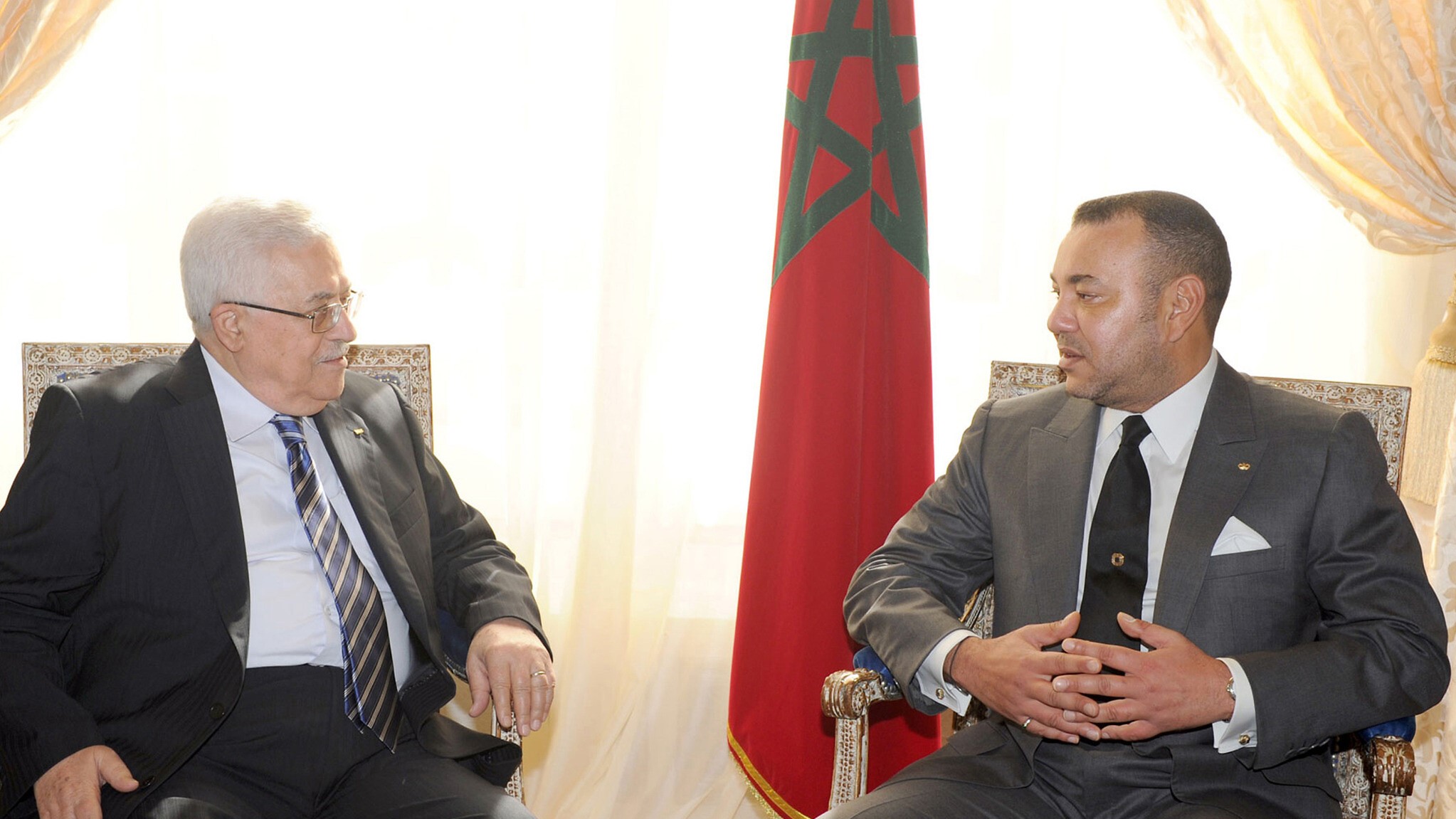 SM le Roi informe Mahmoud Abbas qu'il convoquera le Comité Al Qods