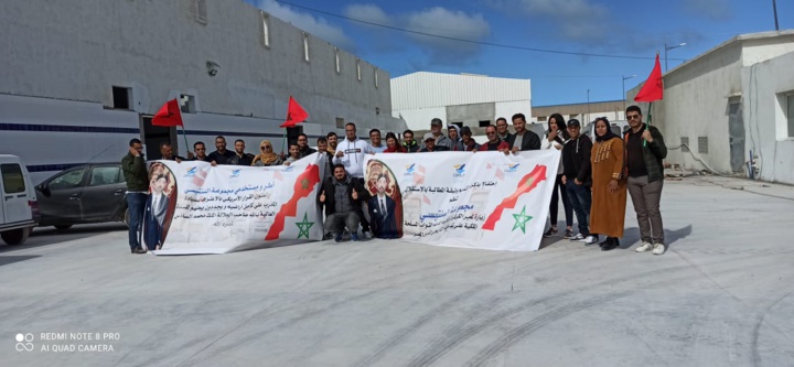 Les employés du Groupe Sentissi en visite au passage d'El Guergarat