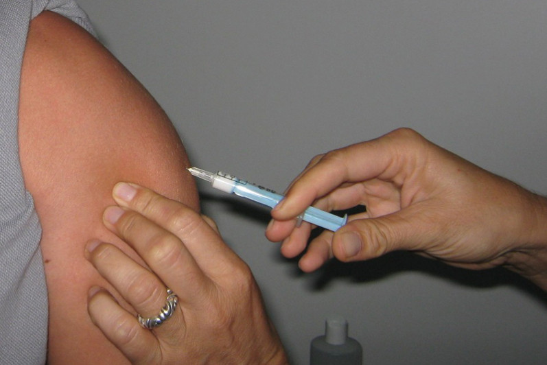 Afin de bénéficier de la vaccination, un individu se fait passer pour un employé de la sûreté nationale