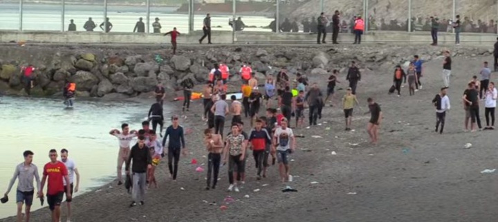 Face à la crise migratoire, l'UE menace de couper les aides financières au Maroc