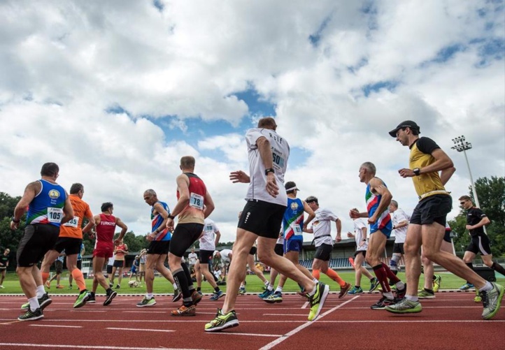 Retrorunning:  Un Cubain s'apprête à défier la montagne... en courant à reculons